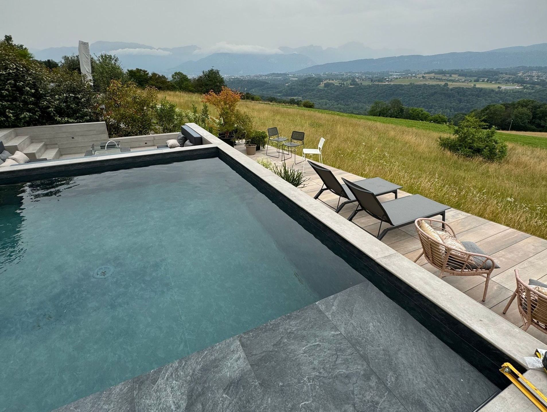 Piscine contemporaine réalisée face aux montagnes