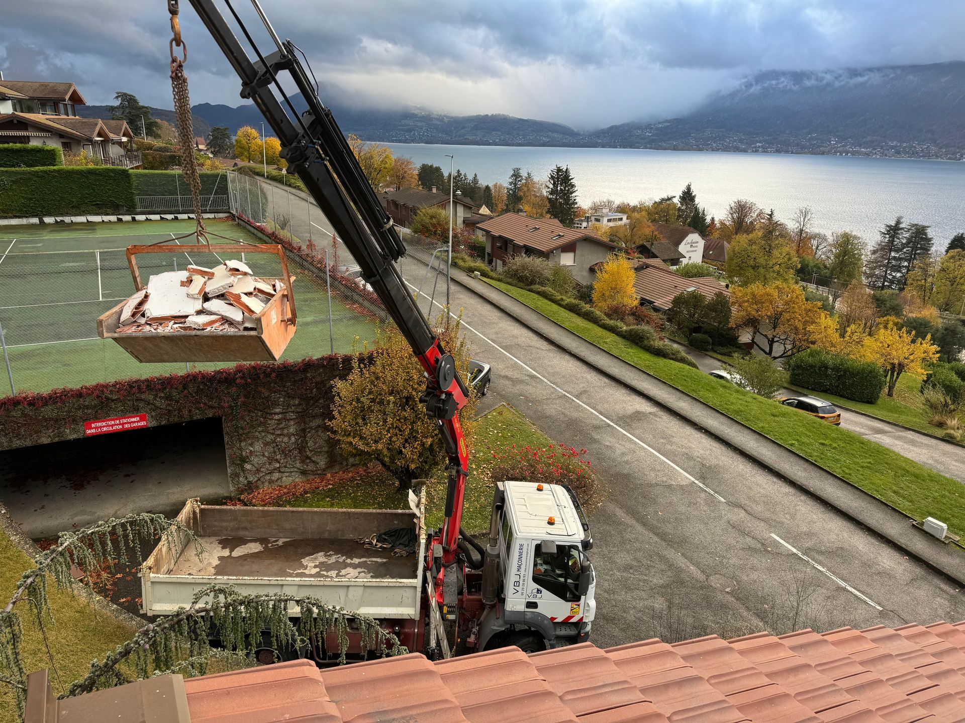 Travaux de démolition avec camion-grue près du lac d’Annecy